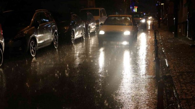 Edirne’de Sağanak Yağış Etkili Oluyor