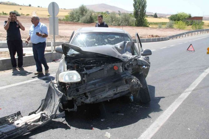 Elazığ’da Otomobil Kırmızı Işıkta Duran Araca Çarptı: 5 Yaralı