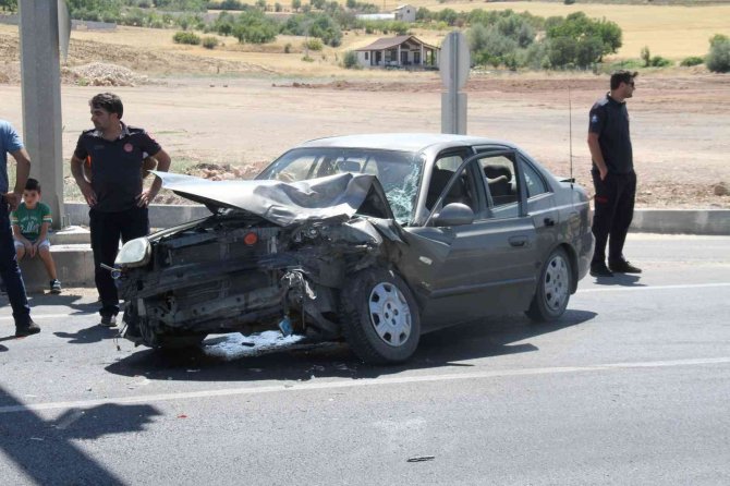 Elazığ’da Otomobil Kırmızı Işıkta Duran Araca Çarptı: 5 Yaralı
