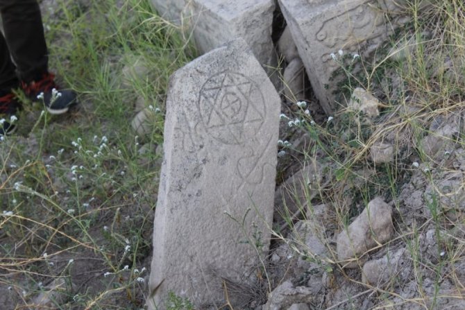 Elazığ’da Suların Çekilmesiyle Selçuklu Ve Osmanlı Mezarlıkları Ortaya Çıktı