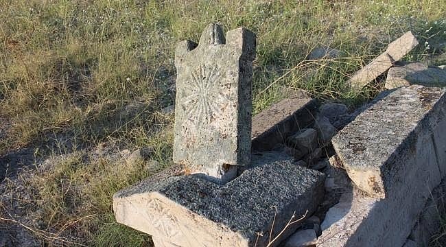 Elazığ’da Suların Çekilmesiyle Selçuklu Ve Osmanlı Mezarlıkları Ortaya Çıktı