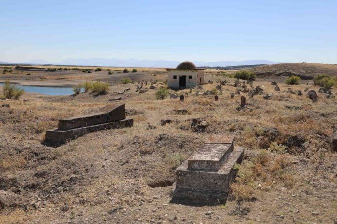 Elazığ’da Suların Çekilmesiyle Selçuklu Ve Osmanlı Mezarlıkları Ortaya Çıktı