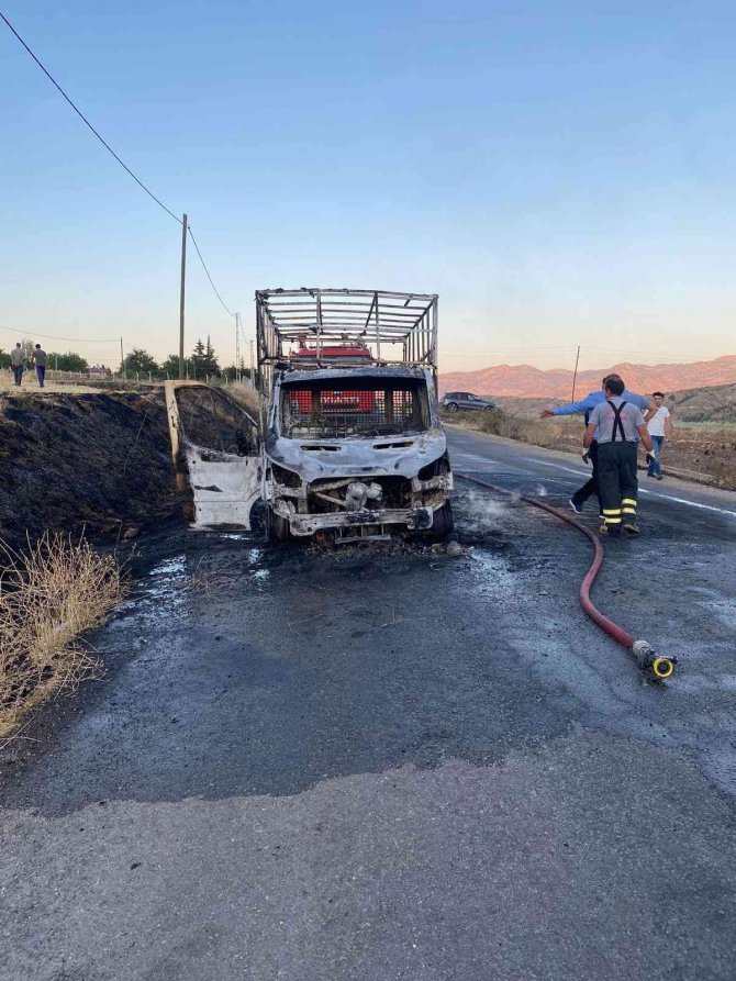 Seyir Halindeki Pikap Alev Topuna Döndü