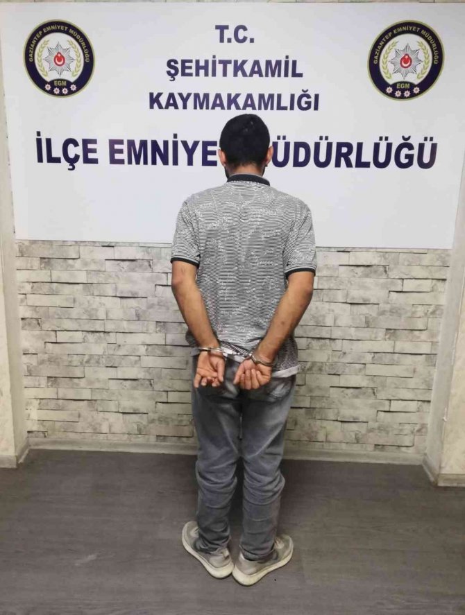 Önce Okuldan Hırsızlık Yaptı, Sonra Kendisini Çeken Kamerayı Söktü