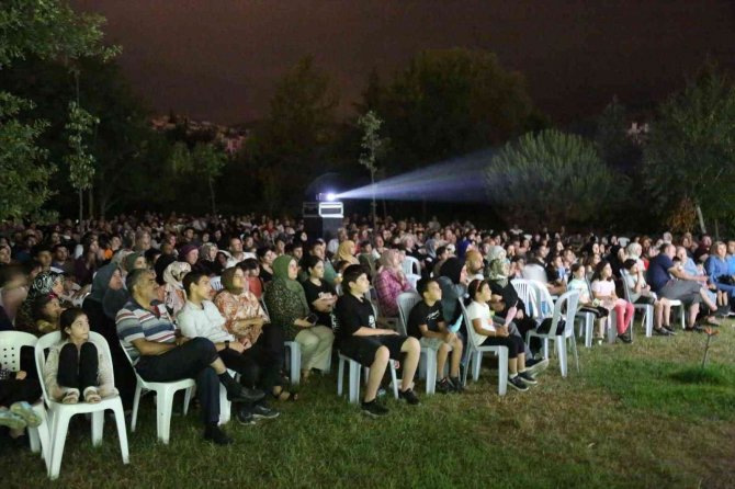 Açık Hava Sinemasına Vatandaşlardan Yoğun İlgi