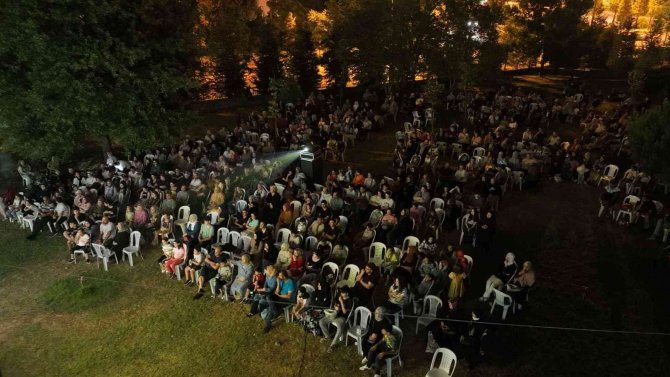 Açık Hava Sinemasına Vatandaşlardan Yoğun İlgi