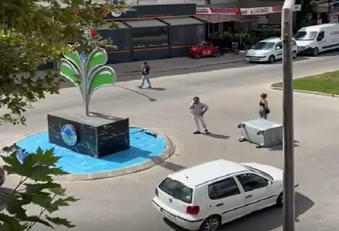 Öfkelenen Genç Kız Ortalığı Birbirine Kattı