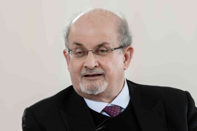 İ̇ngiliz Yazar Rüşdi Bıçaklı Saldırının Ardından Solunum Cihazına Bağlandı