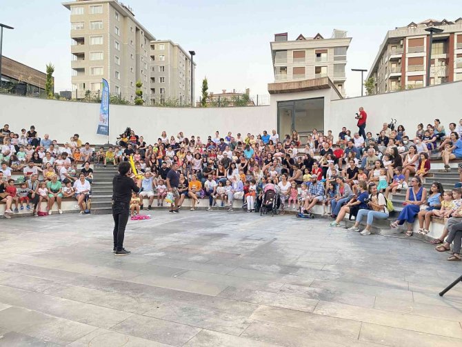 Kadıköy’de “Mahallemde Çocuk Tiyatrosu” Başladı