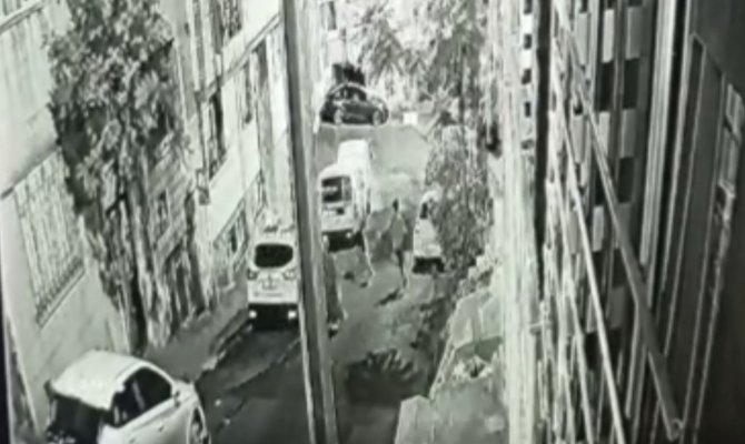 İ̇stanbul’da Akıl Almaz Cinayet Kamerada: Arabaya Çarpıp Boynu Kırıldı, Yerde Bıçaklandı