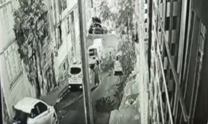 İ̇stanbul’da Akıl Almaz Cinayet Kamerada: Arabaya Çarpıp Boynu Kırıldı, Yerde Bıçaklandı