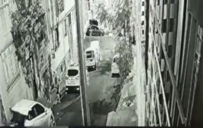 İ̇stanbul’da Akıl Almaz Cinayet Kamerada: Arabaya Çarpıp Boynu Kırıldı, Yerde Bıçaklandı