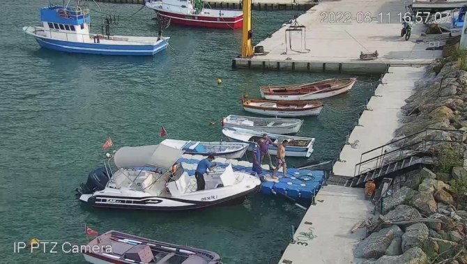 Ailesiyle Sahilde Eğlenirken Dalgalara Kapılan Şahıs, Nefes Kesen Operasyonla Kurtarıldı