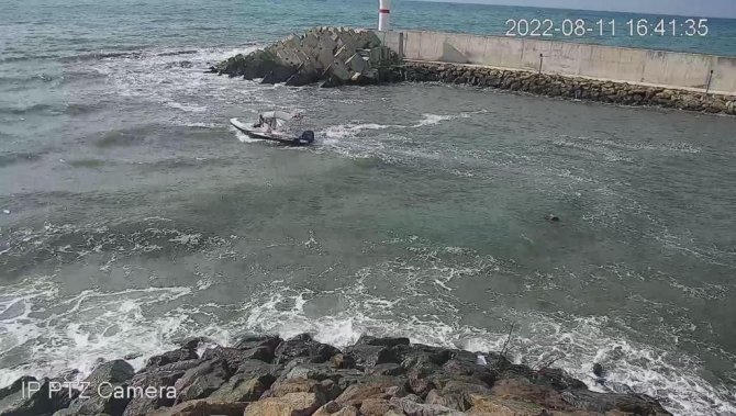 Ailesiyle Sahilde Eğlenirken Dalgalara Kapılan Şahıs, Nefes Kesen Operasyonla Kurtarıldı