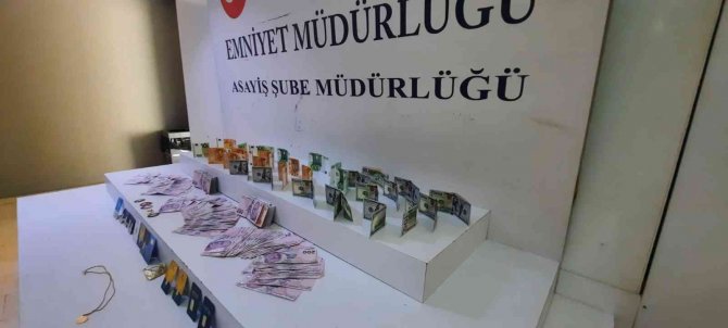 Fatih’te Kendini Polis Ve Savcı Olarak Tanıtan Dolandırıcı Tutuklandı
