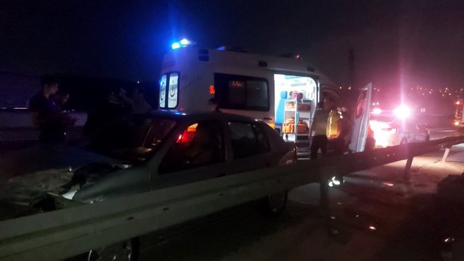 D-100’de Bariyere Çarpan Otomobilin Sürücüsü Yaralandı