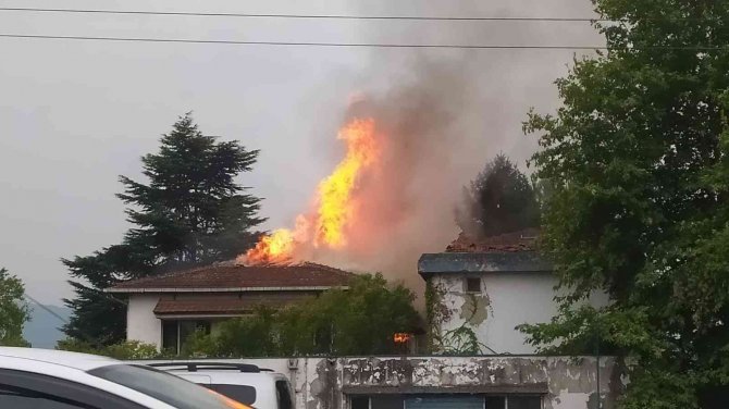 Atıl Durumda Olan Fabrika Alev Alev Yandı
