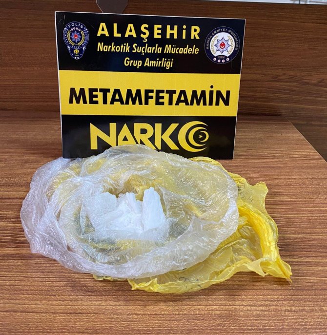 Uyuşturucuları Atıp Kaçarken Yakalandılar