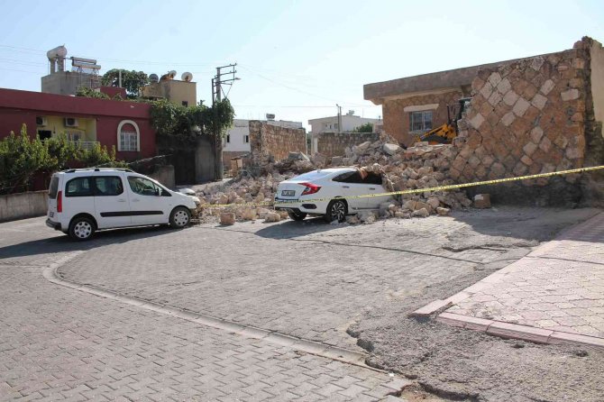 Mardin’de Duvar Çöktü, İki Araçta Maddi Hasar Meydana Geldi
