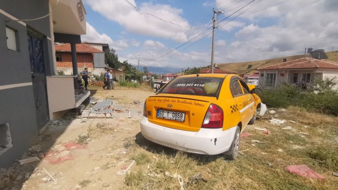 Hatalı Sollama Yapan Araçtan Kurtardı, Evin Balkonuna Çarptı