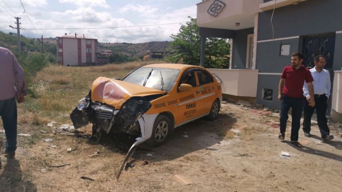 Hatalı Sollama Yapan Araçtan Kurtardı, Evin Balkonuna Çarptı