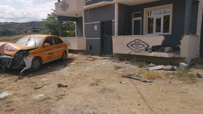 Hatalı Sollama Yapan Araçtan Kurtardı, Evin Balkonuna Çarptı