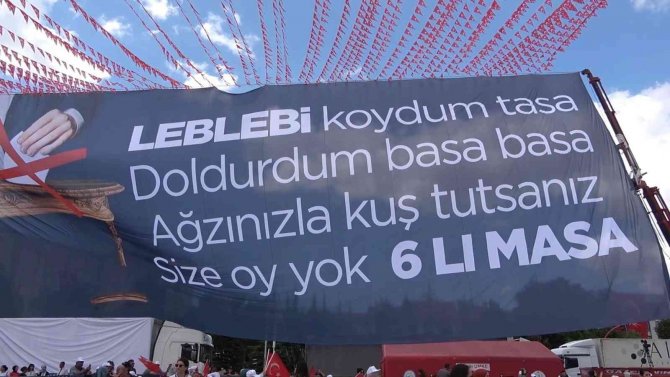 Cumhurbaşkanı Erdoğan’ın Katıldığı Toplu Açılış Töreninde ’Altılı Masa’ya Pankartlı Gönderme