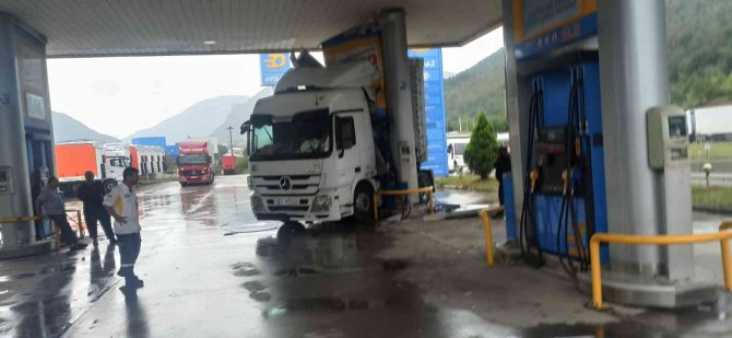 Tır, Akaryakıt İstasyonuna Böyle Dalmış