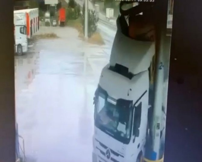 Tır, Akaryakıt İstasyonuna Böyle Dalmış