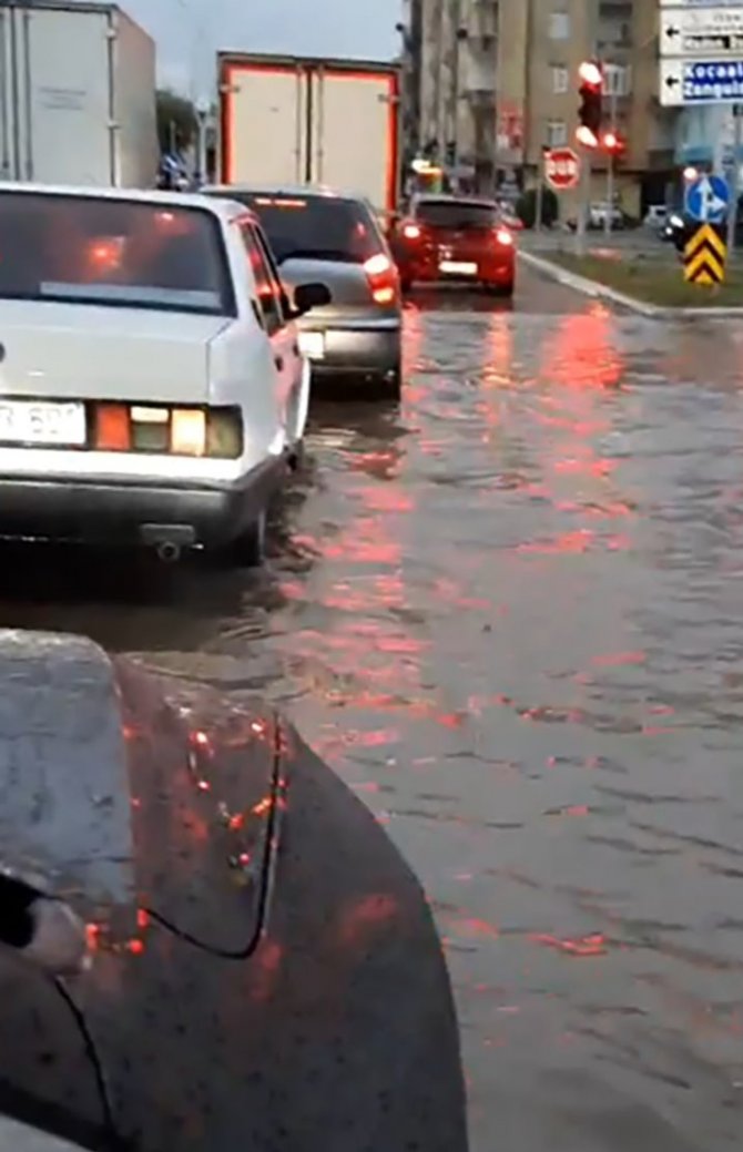 15 Dakikalık Yağmur Karasu’da Hayatı Felç Etti