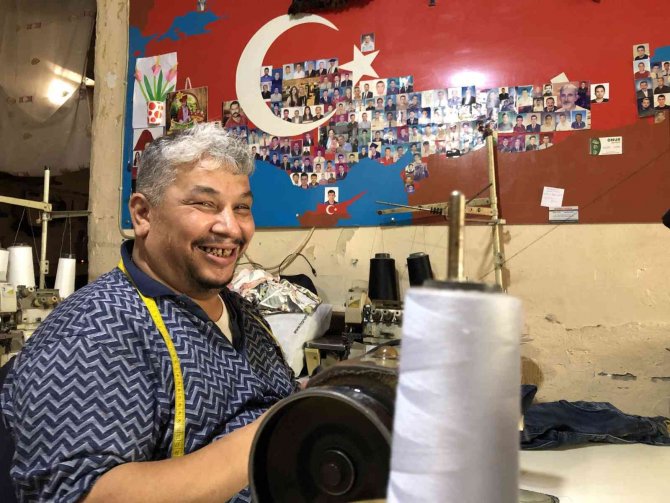 19 Yıllık Terzi Müşterilerinin Fotoğraflarını Koleksiyon Yapıyor