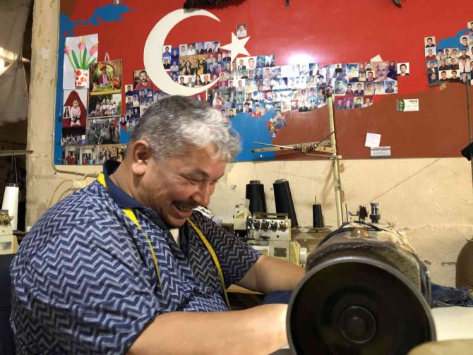 19 Yıllık Terzi Müşterilerinin Fotoğraflarını Koleksiyon Yapıyor