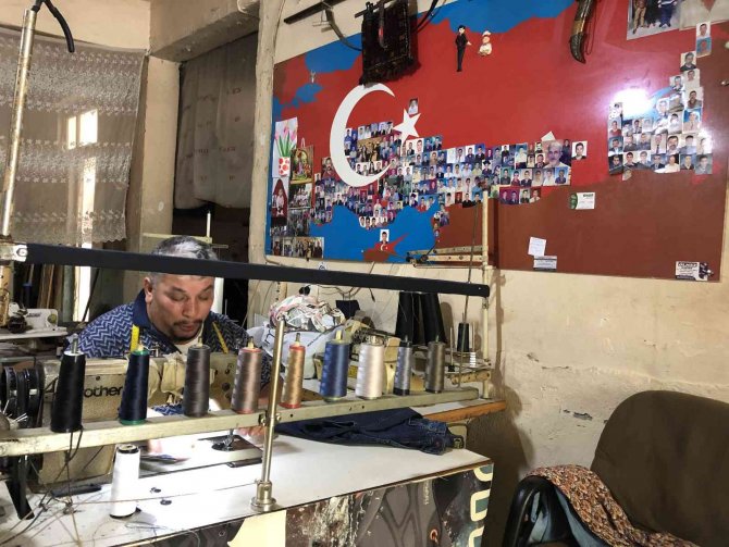 19 Yıllık Terzi Müşterilerinin Fotoğraflarını Koleksiyon Yapıyor