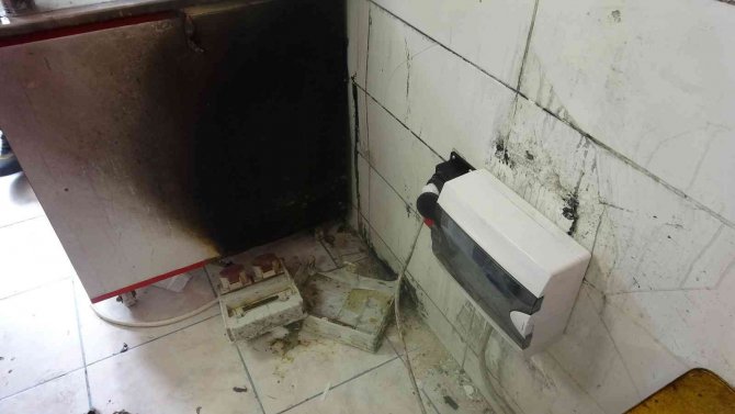 Polis Camı Kırıp Müdahale Etti, O Anlar Kameraya Yansıdı