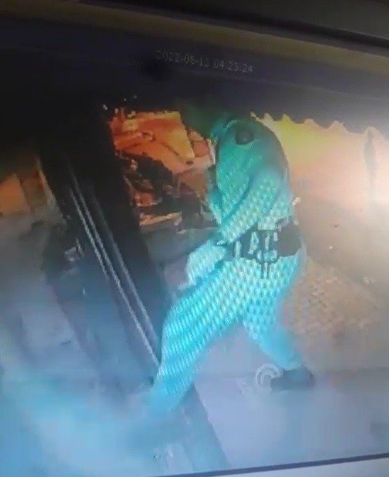 Polis Camı Kırıp Müdahale Etti, O Anlar Kameraya Yansıdı