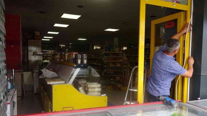 Polis Camı Kırıp Müdahale Etti, O Anlar Kameraya Yansıdı