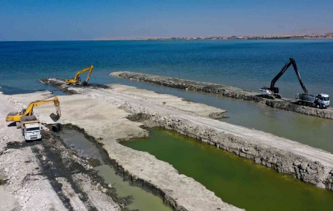 Van Gölü’ndeki Dip Çamuru Temizliği Devam Ediyor