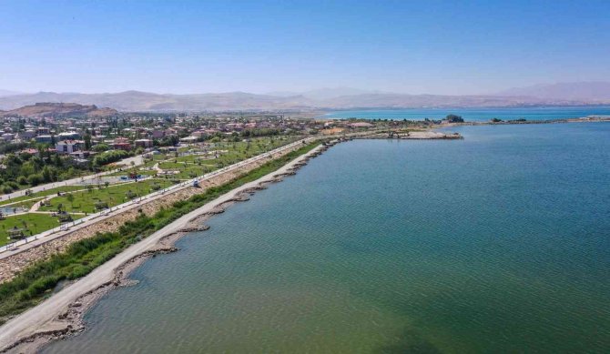 Van Gölü’ndeki Dip Çamuru Temizliği Devam Ediyor