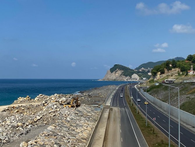 Kilimli Sahil Yolu’na 700 Bin Tonluk Taş Dolgu