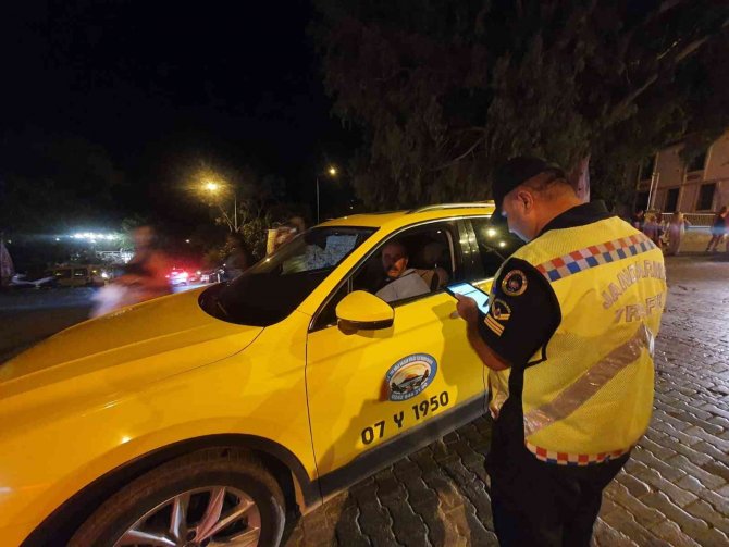Antalya’da Jandarmadan Taksilere Denetim