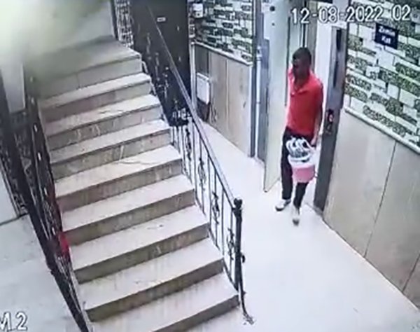Apartmandan 15 Çift Ayakkabı Çalan Hırsızlar, Aynı Apartmandan Çaldıkları Bisikletlerle Kaçtılar