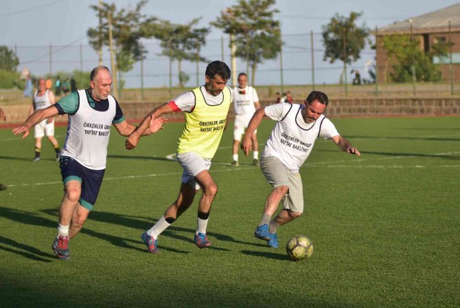 Ahlat’ta ’Şöhretler Karması Futbol Turnuvası’ Düzenlendi