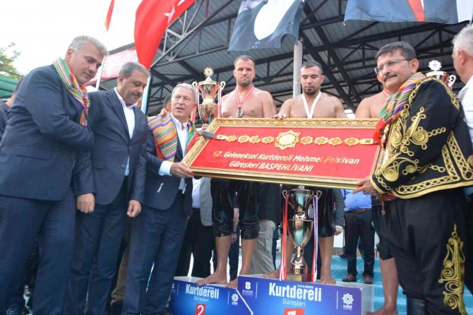 Kurtdere Güreşlerinde Başpehlivan Yusuf Can Zeybek Oldu