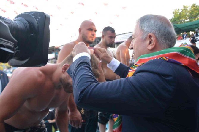 Kurtdere Güreşlerinde Başpehlivan Yusuf Can Zeybek Oldu
