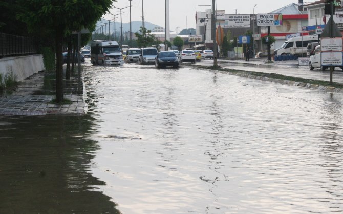 Bozüyük’te Ani Bastıran Dolu Ve Sağanak Yağış Hayatı Olumsuz Etkiledi