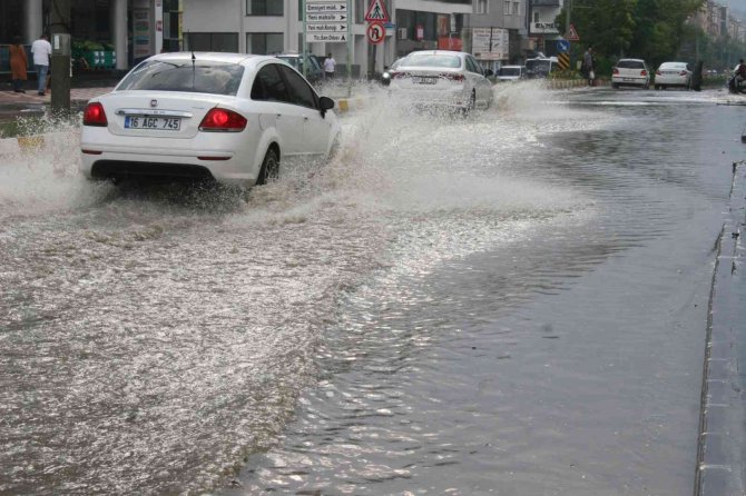 Bozüyük’te Ani Bastıran Dolu Ve Sağanak Yağış Hayatı Olumsuz Etkiledi
