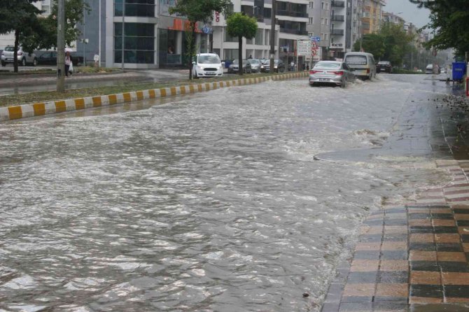 Bozüyük’te Ani Bastıran Dolu Ve Sağanak Yağış Hayatı Olumsuz Etkiledi