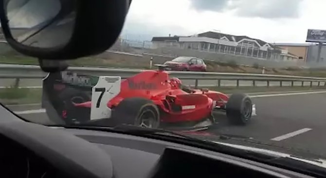 Çekya’da Polis Formula 2 Yarış Arabası İle Otoyola Çıkan Sürücünün Peşinde