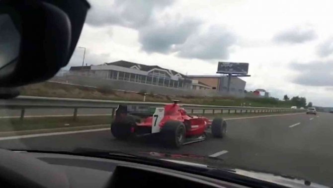 Çekya’da Polis Formula 2 Yarış Arabası İle Otoyola Çıkan Sürücünün Peşinde