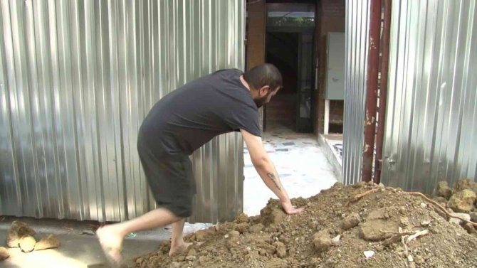Kadıköy’de Apartman Girişine Moloz Döktüler, Bina Sakinleri Mahsur Kaldı